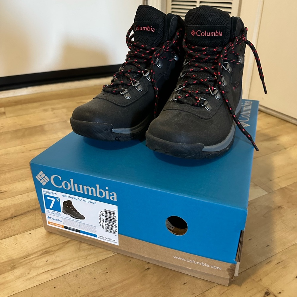 Columbia Women’s Newton Ridge Lightweight Waterproof Shoe Hiking Boot, like new